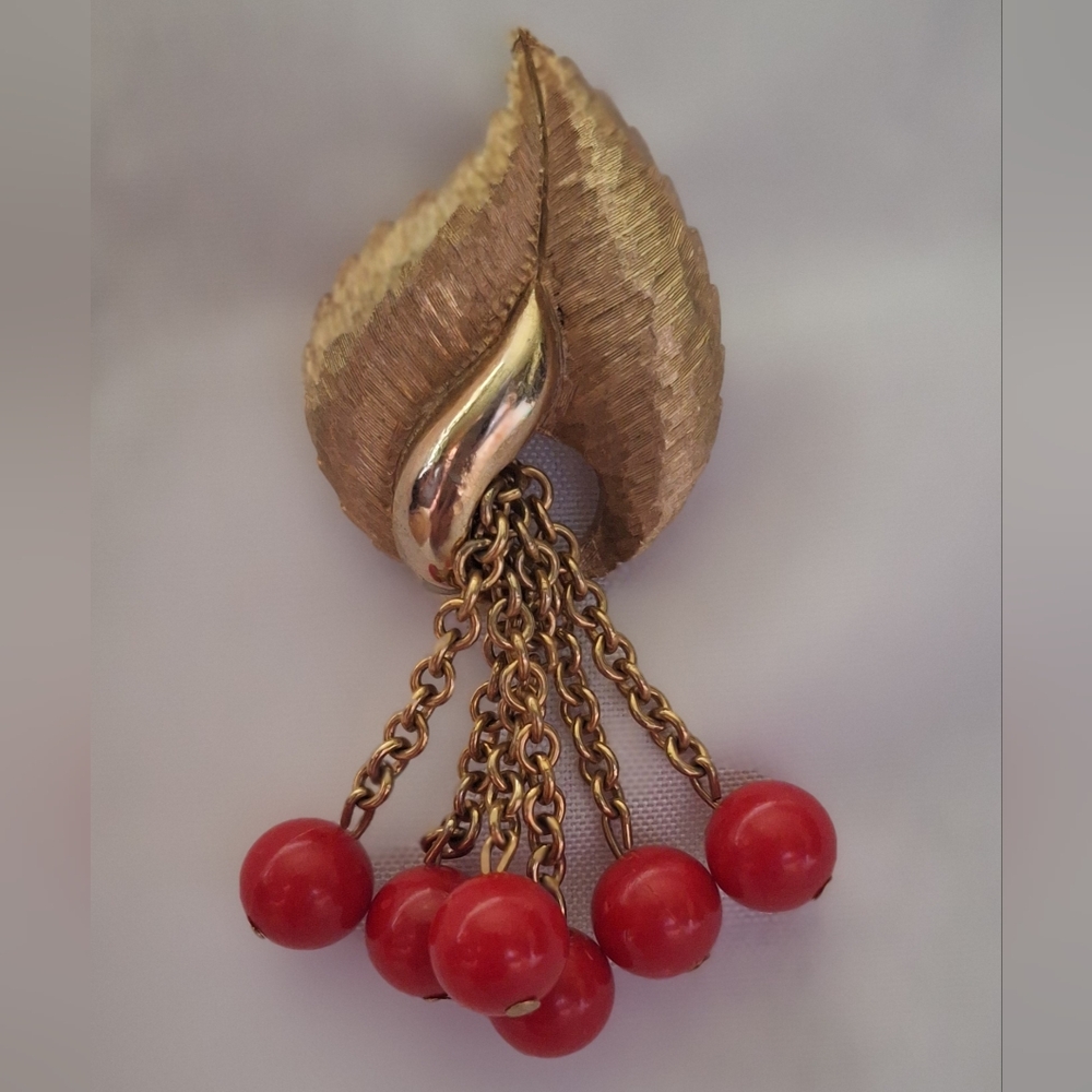 VTG Cha Cha Brushed Gold Leaf Red Beaded Brooch Pin with Chain Detail 70s Style - Picture 7 of 7